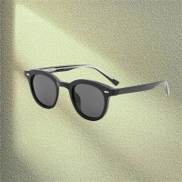 Cermin Mata Hitam Bingkai Bulat Kecil Mens